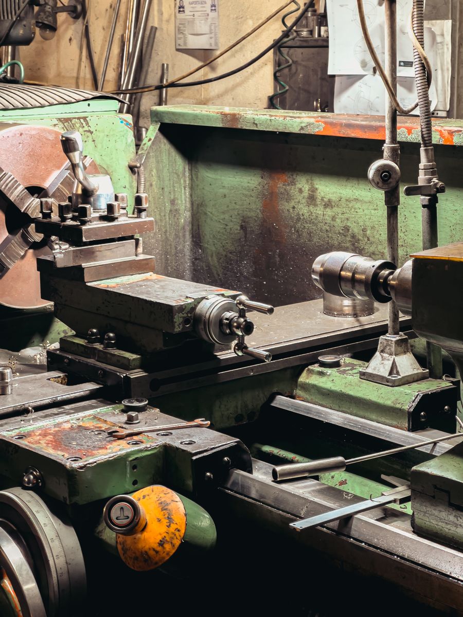 Torno en funcionamiento en el taller de Metalúrgica Pizatti